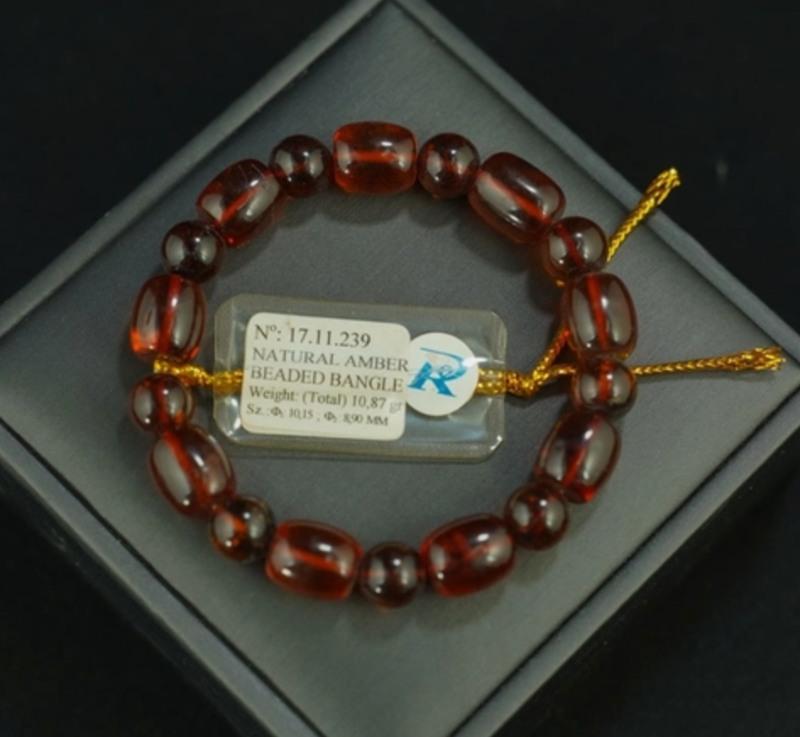 Vòng đá hổ phách nâu đem đến sự thịnh vượng cho người mệnh Kim