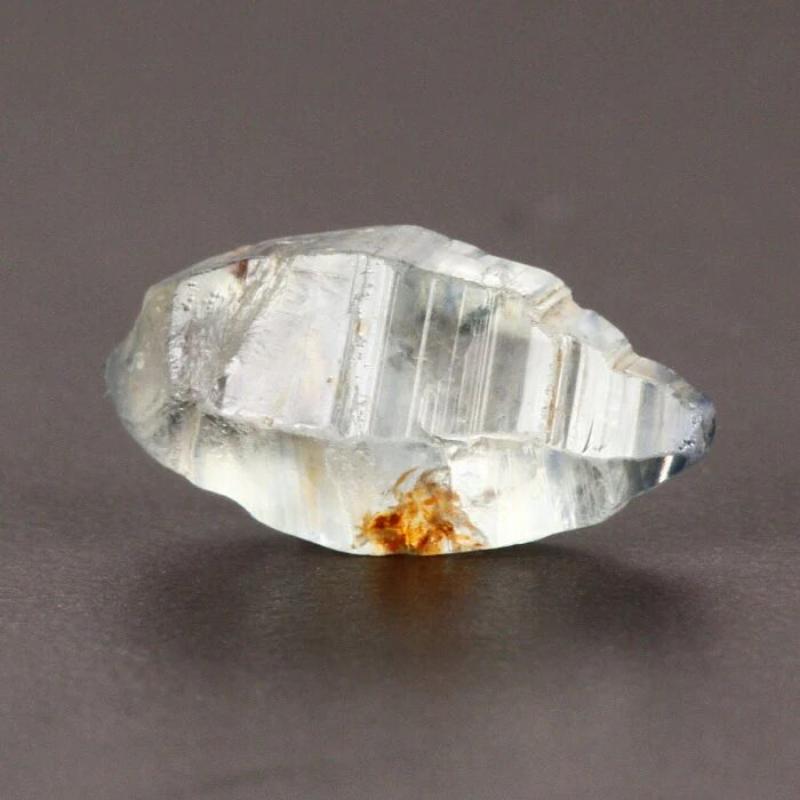 Mệnh Kim có thể dùng Sapphire trắng để thu hút vận may
