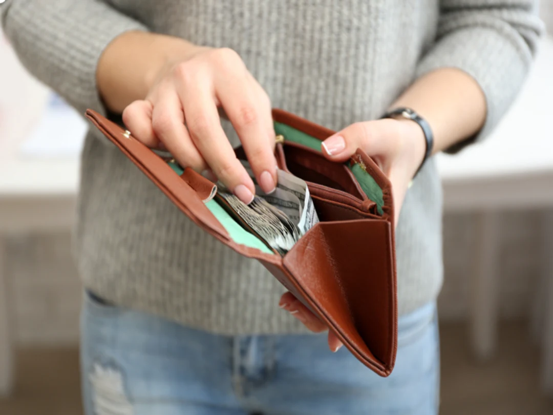 Dùng ví thu hút tiền tài may mắn cho mệnh Thủy