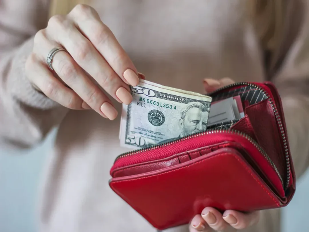 Tờ tiền may mắn (lucky money) trong ví