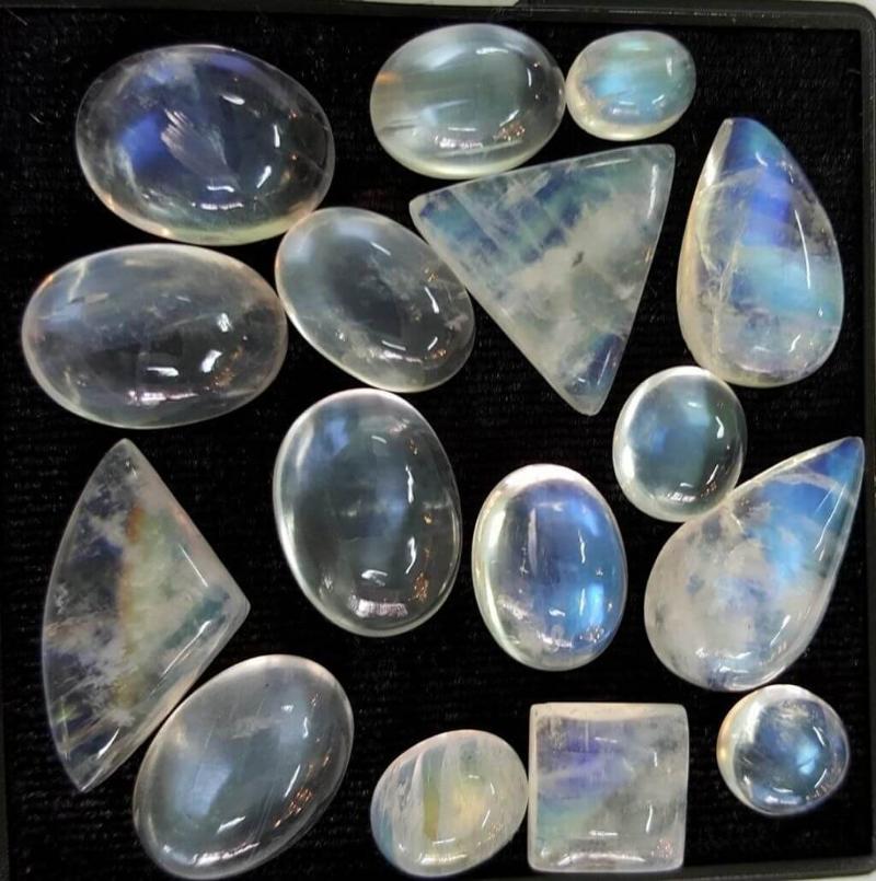 Moonstone nổi bật với hiệu ứng quang học ánh trăng