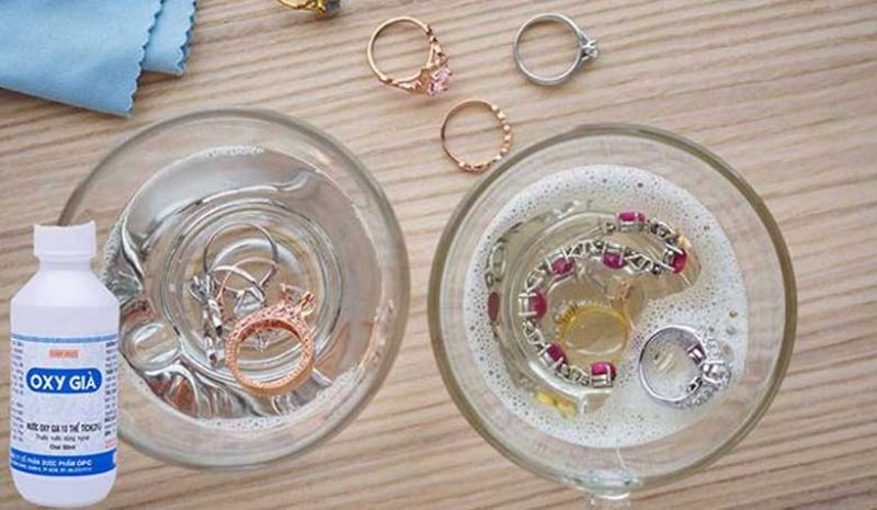 Ngâm bạc vào oxy già để làm sạch bạc