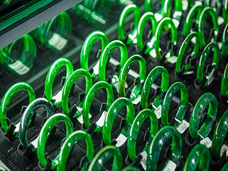 Vòng tay ngọc bích cao cấp, sang trọng