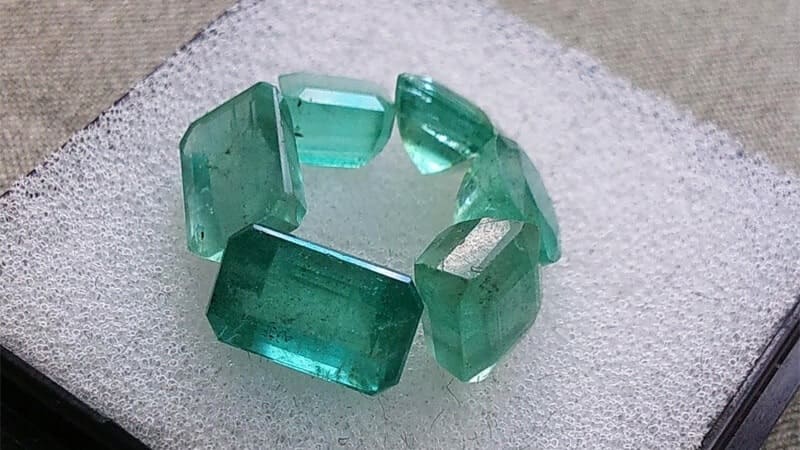 Bảo quản ngọc trong hộp đựng riêng biệt, lót nhung mềm để tránh trầy xước