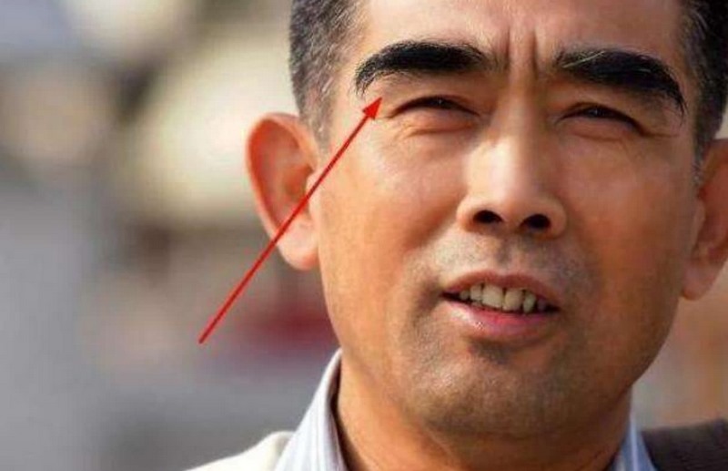 Lông mày dài hơn mắt thể hiện điều gì trong nhân tướng học?