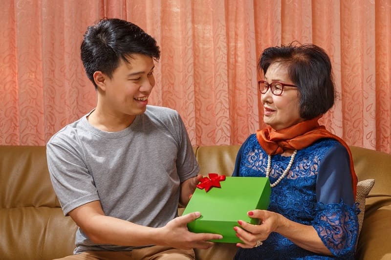 Bà thường là người giữ gìn truyền thống gia đình, truyền lại các nghi lễ và phong tục