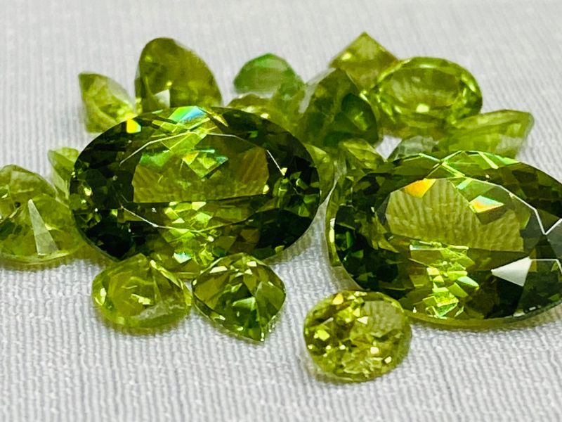 Peridot là loại đá quý hiếm mang lại sức mạnh phong thủy kỳ diệu