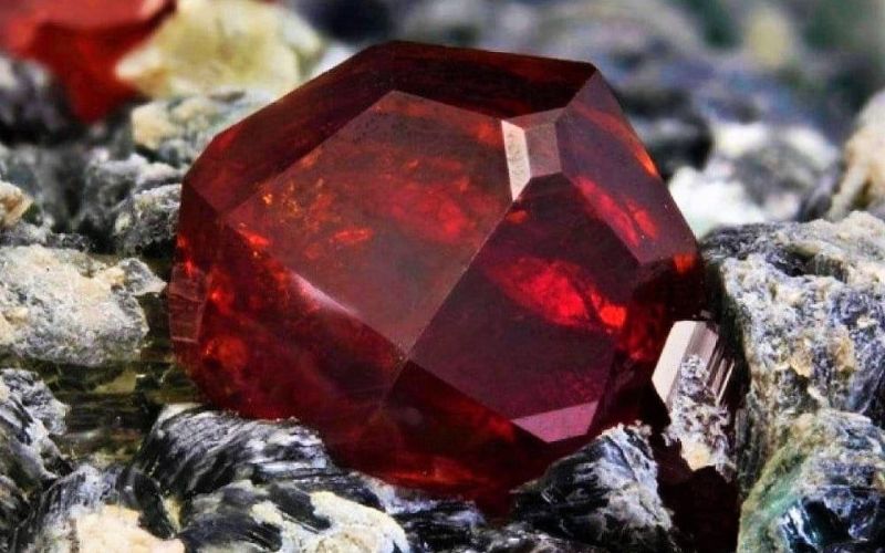 Đá Garnet với màu đỏ rực mang đến nhiều ý nghĩa tâm linh