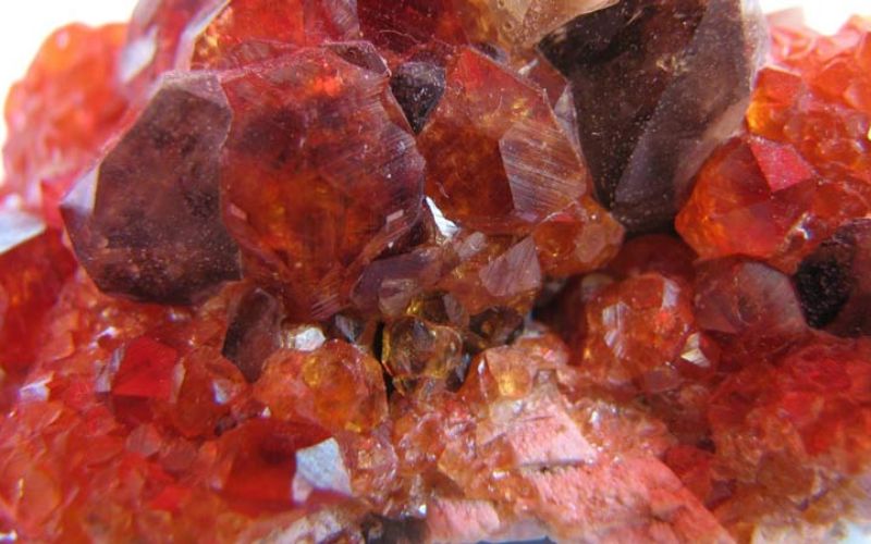 Cấu tạo của đá Garnet chứa nhiều thành phần nguyên tố