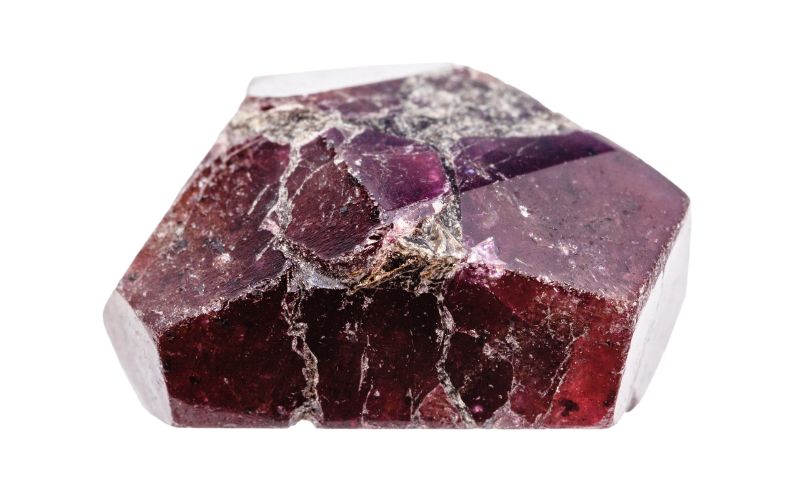 Đá Almandine Garnet với màu đỏ sẫm sang trọng
