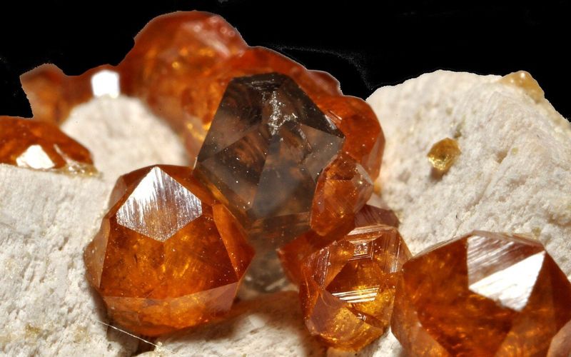 Spessartine Garnet được mệnh danh là đá Mã não ấm áp