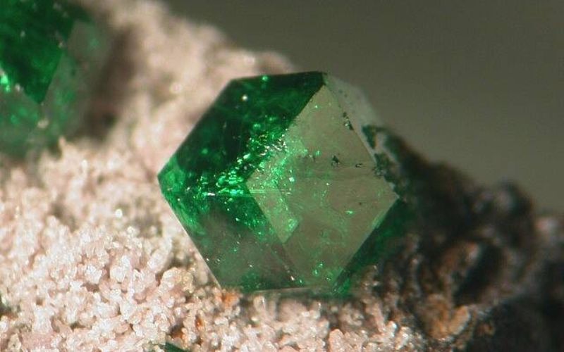 Viên đá Uvarovite Garnet màu xanh ít phổ biến
