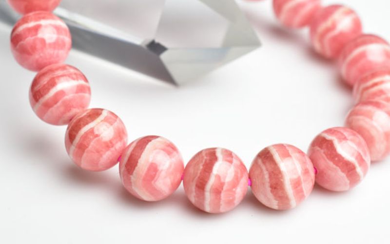 Dùng kính lúp quan sát kỹ mặt đá để kiểm tra độ thật giả