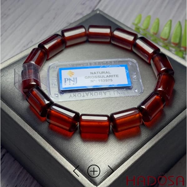 Garnet thật có màu đỏ sẫm như máu