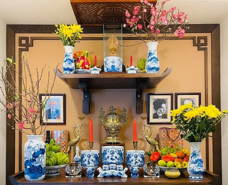 Vị trí các vật phẩm trên bàn thờ gia tiên cần được sắp xếp đúng phong thủy 