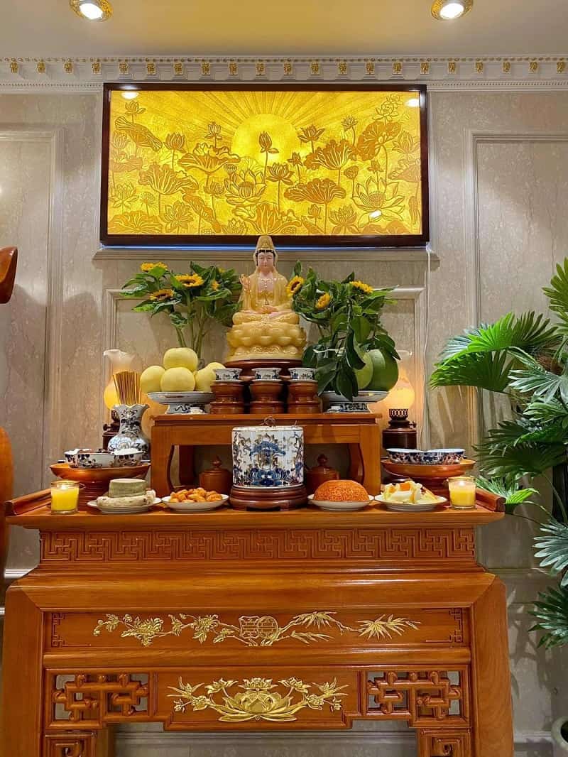Kiểu bàn thờ 3 cấp sẽ gồm có Phật, thần linh và ông bà tổ tiên