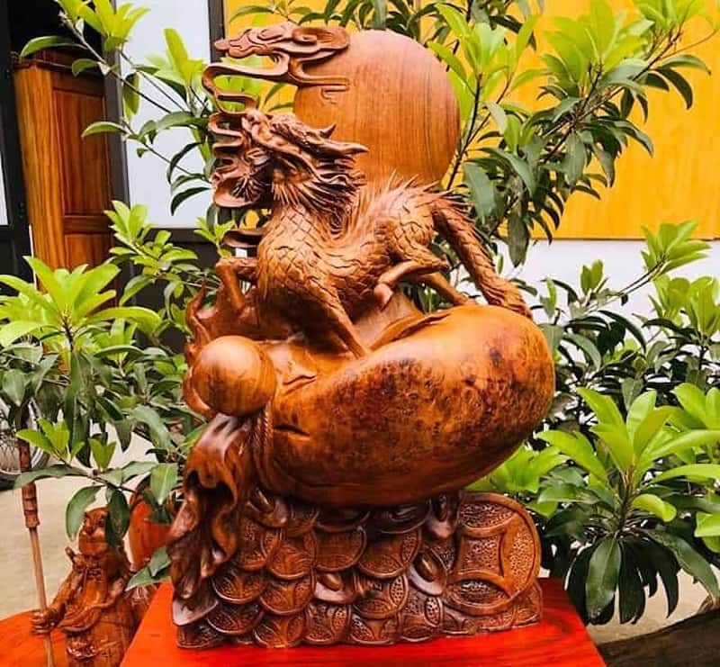 Tranh và tượng long mã làm quà tặng cho ai?