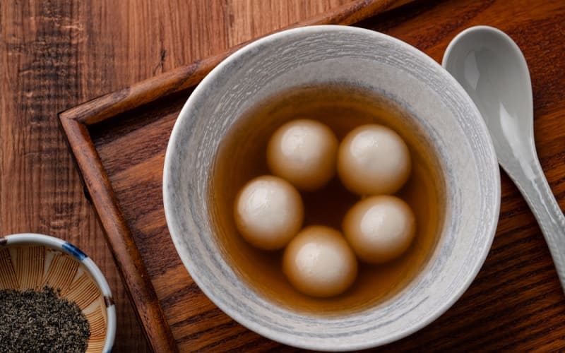 Việc làm bánh trôi và bánh chay là một hoạt động truyền thống không thể thiếu