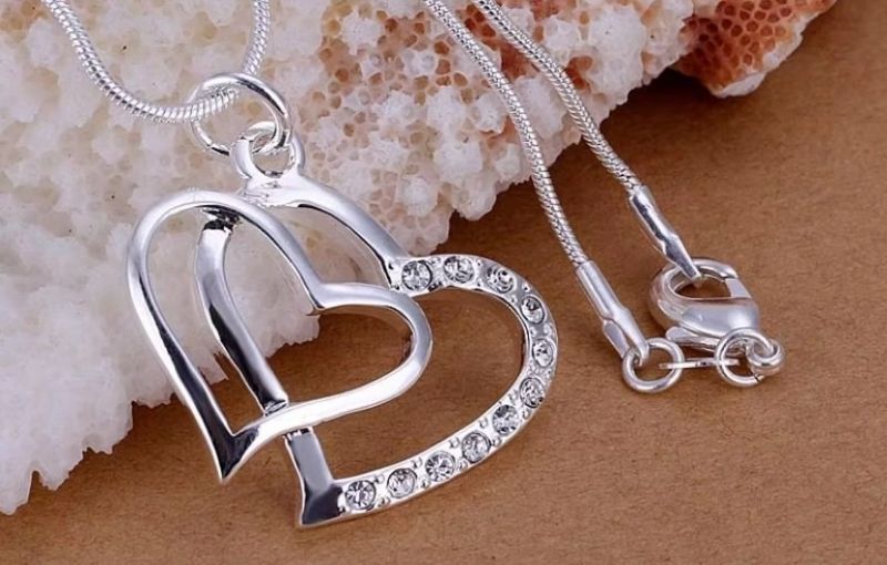 Thương hiệu và cách thiết kế ảnh hưởng giá bán lại của bạc 825