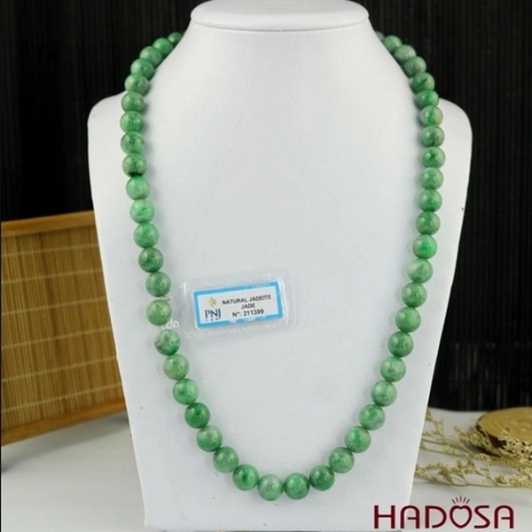 Làn da trung bình thường tương thích với hầu hết các màu sắc
