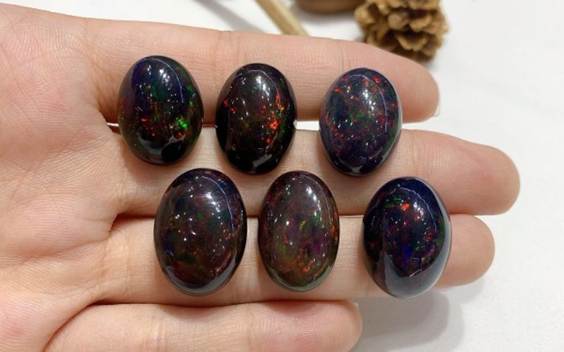 Opal đen là viên đá của sự thăng hoa và may mắn