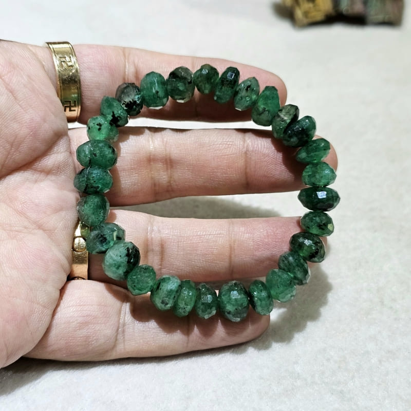 Dáng vòng tay ngọc bích hiện đại