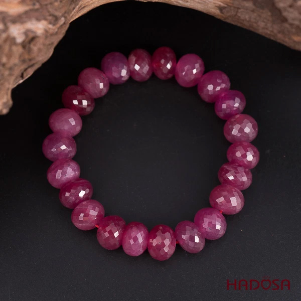 Mẫu vòng tay được làm từ Ruby đỏ