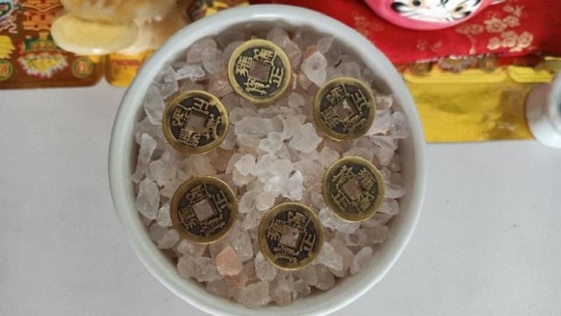 Bạn có thể đặt bát muối ở góc phòng để xả xui