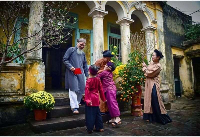 Tục lệ đạp đất xông nhà mang lại may mắn cho gia chủ