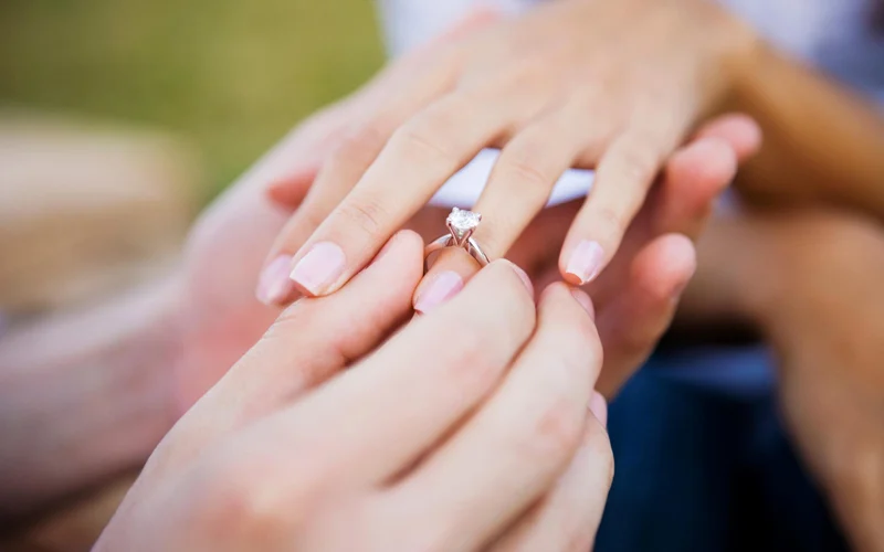 Ý nghĩa đặc biệt của việc đeo nhẫn đính hôn