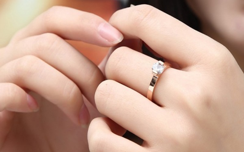 Ý nghĩa của từng vị trí đeo nhẫn đính hôn là gì?