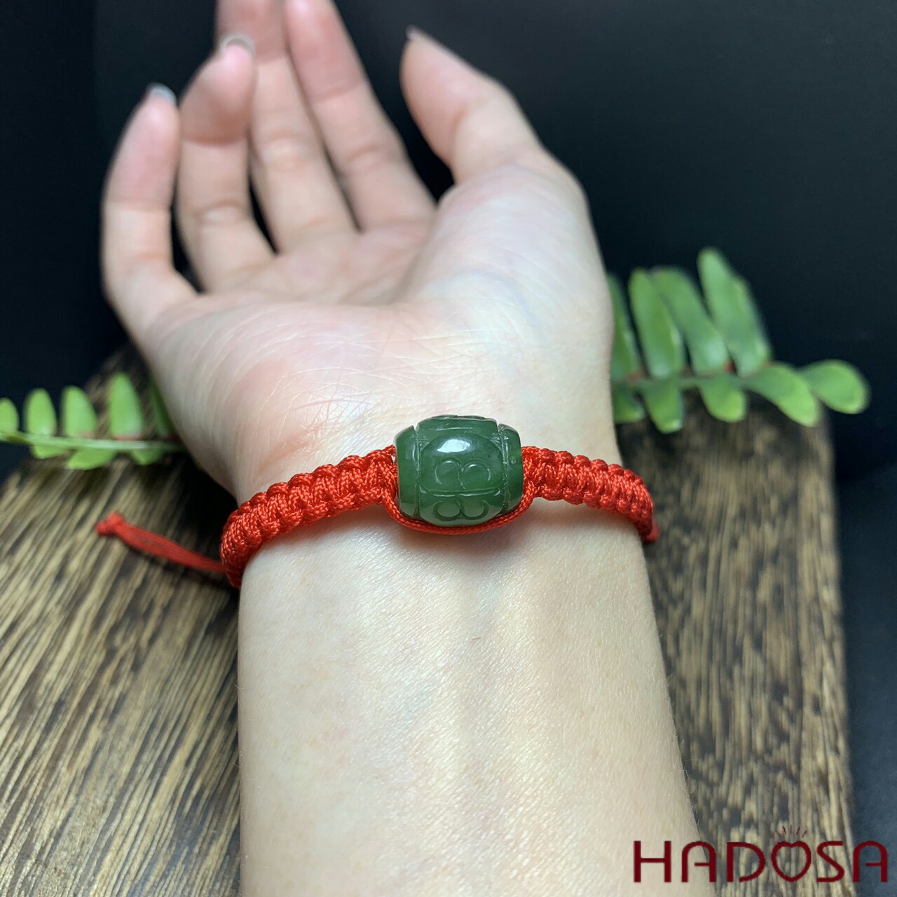 Vòng tay lu thống Ngọc Bích dây đỏ may mắn