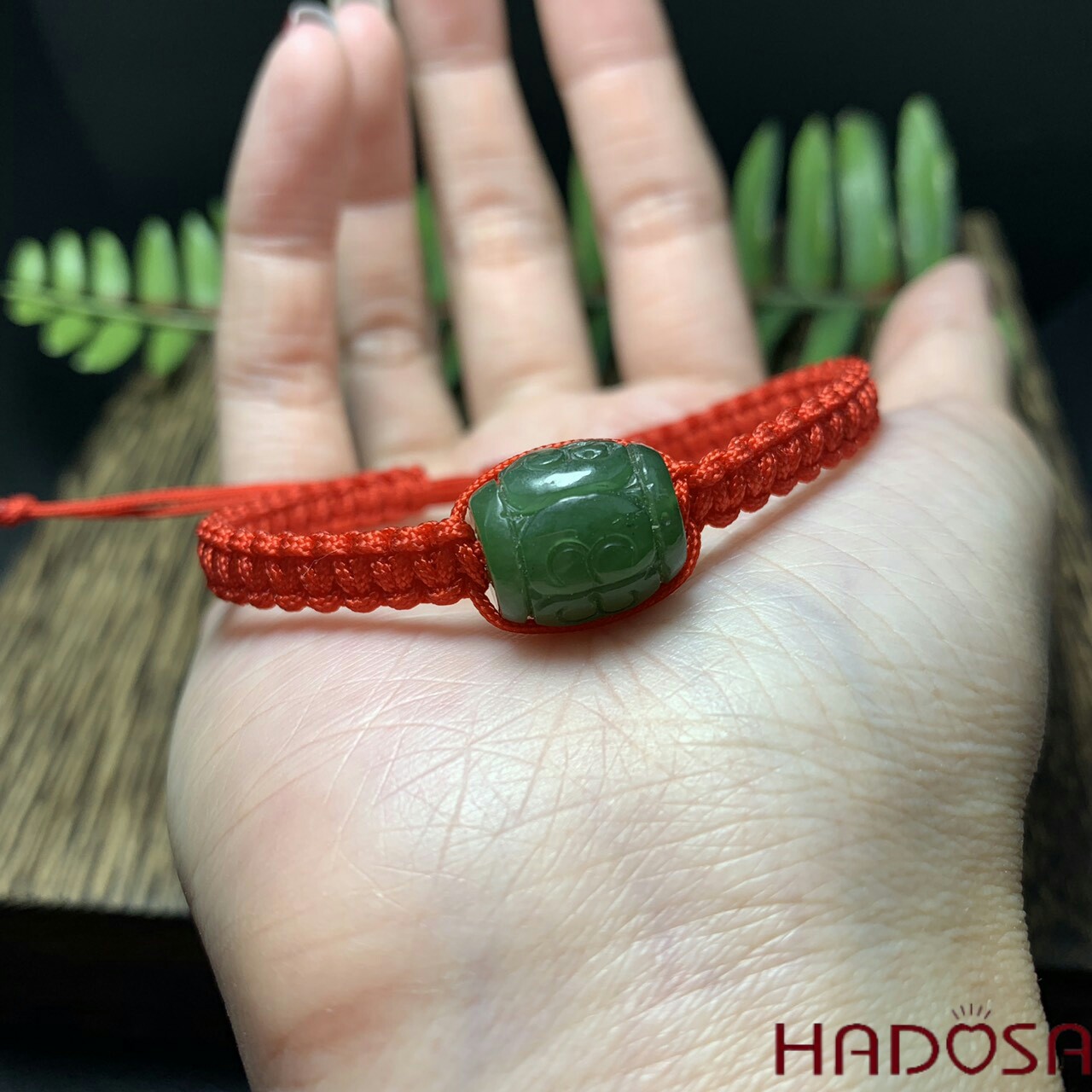 Vòng tay lu thống Ngọc Bích dây đỏ may mắn