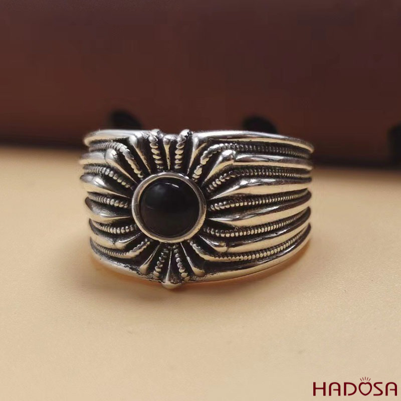 Nhẫn mặt trời đá đen