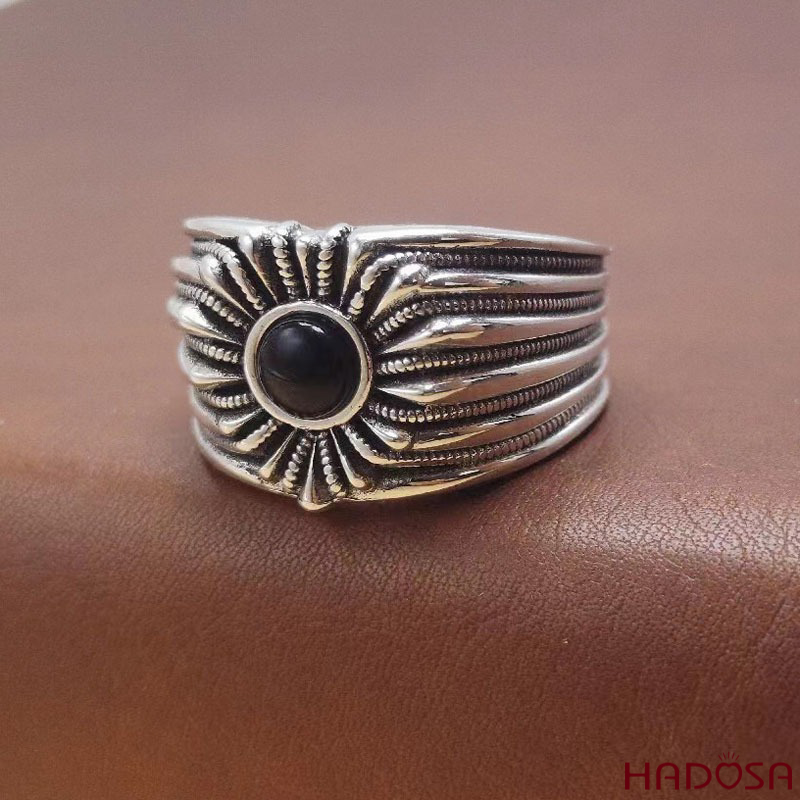 Nhẫn mặt trời đá đen