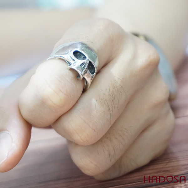 Nhẫn bạc đầu lâu