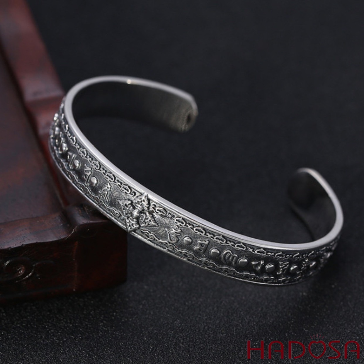 Vòng kiềng bạc đeo tay