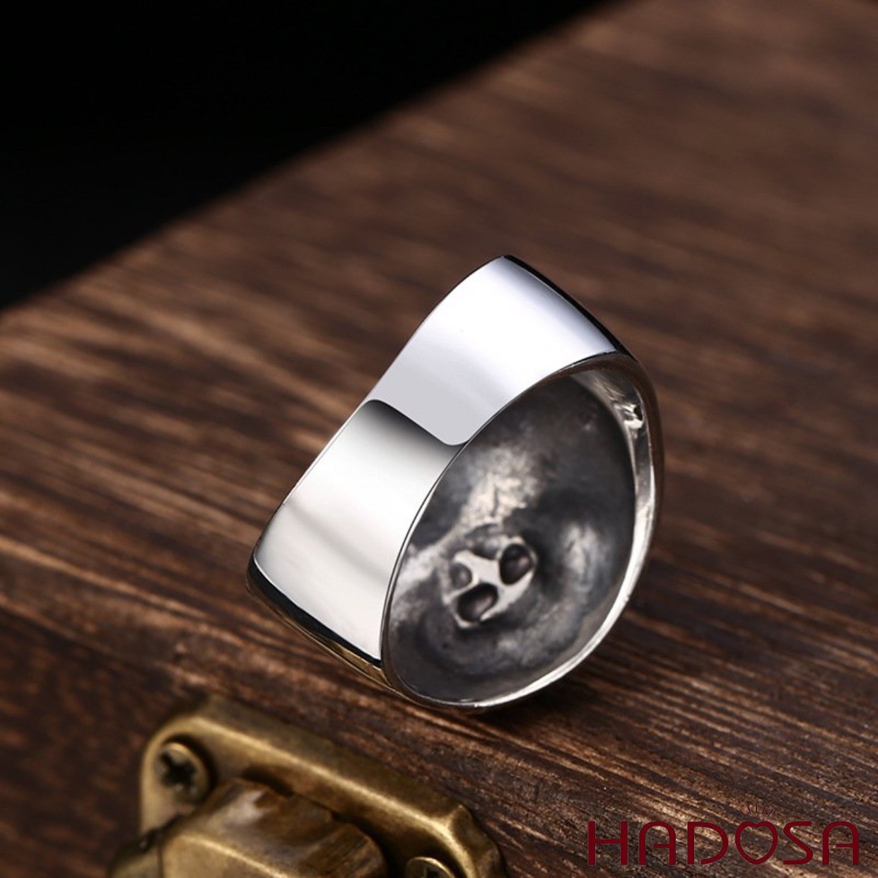 Nhẫn bạc đầu lâu