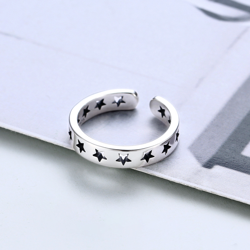 Nhẫn đeo ngón út ngôi sao