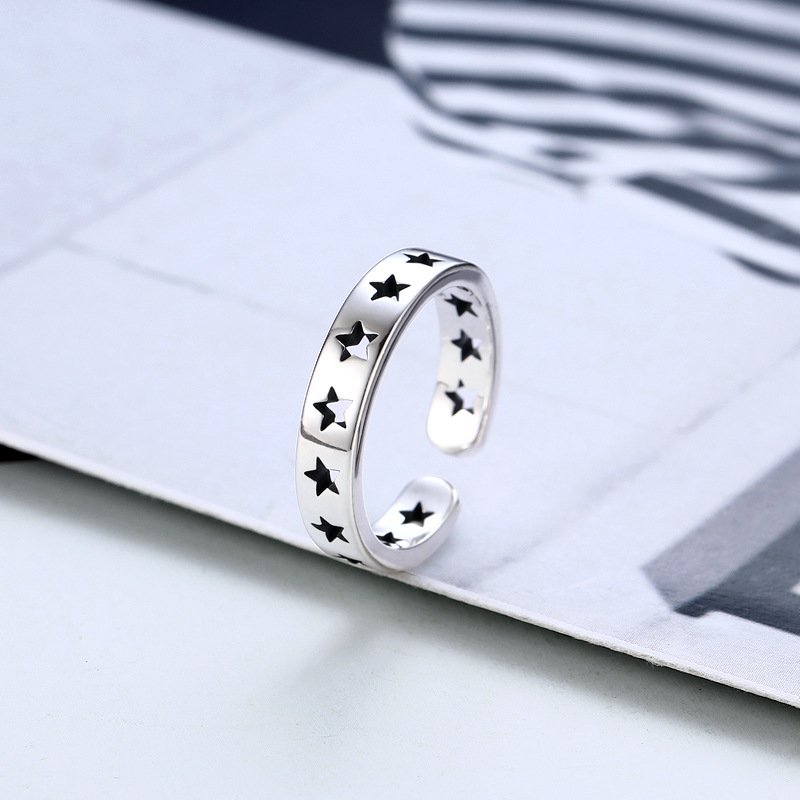 Nhẫn đeo ngón út ngôi sao