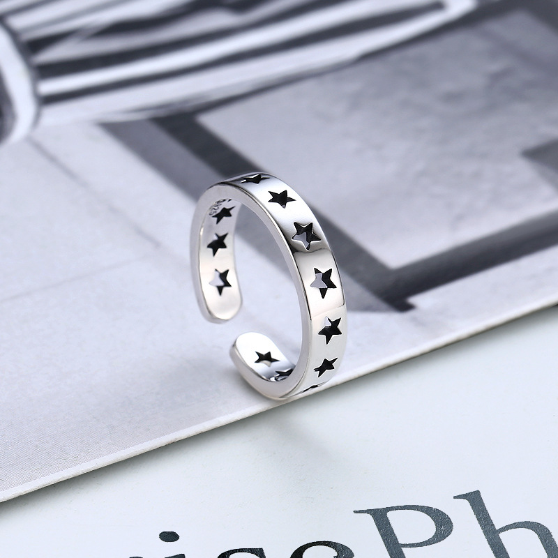 Nhẫn đeo ngón út ngôi sao