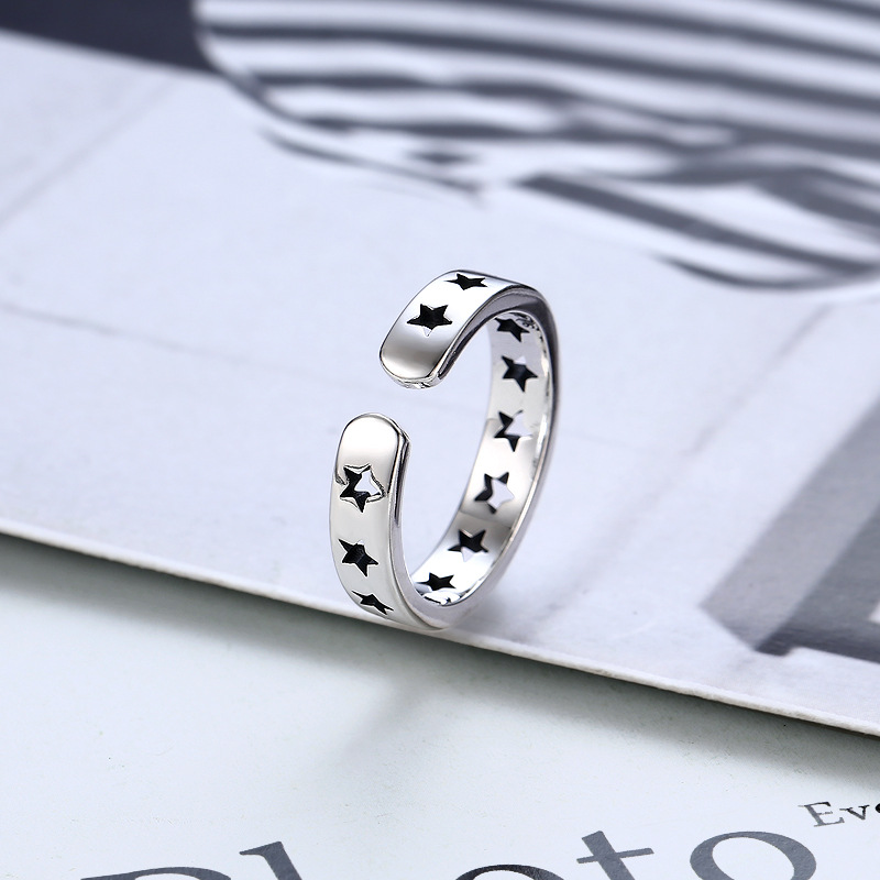 Nhẫn đeo ngón út ngôi sao