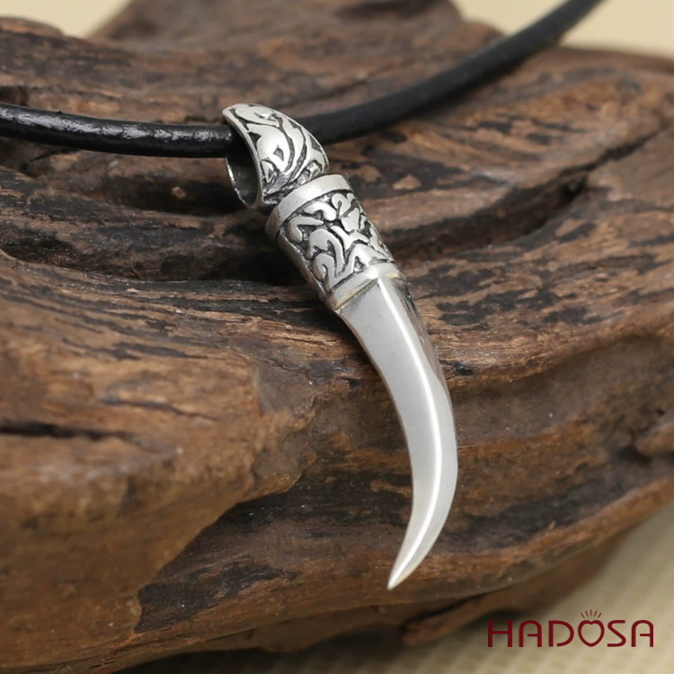 Mặt dây chuyền răng nanh