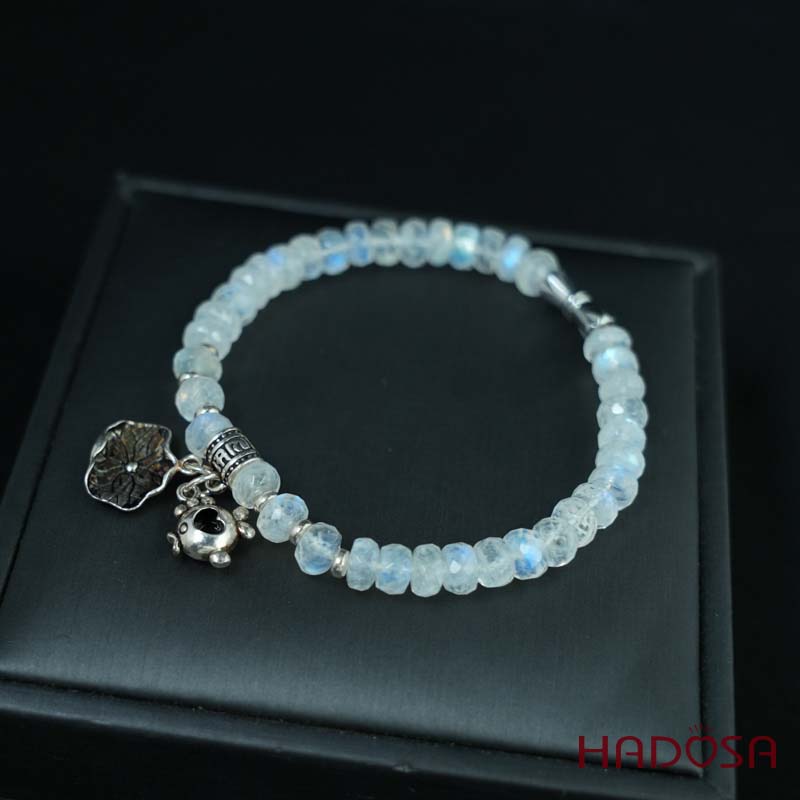 Vòng đá Mặt Trăng 6mm mix charm bạc 925