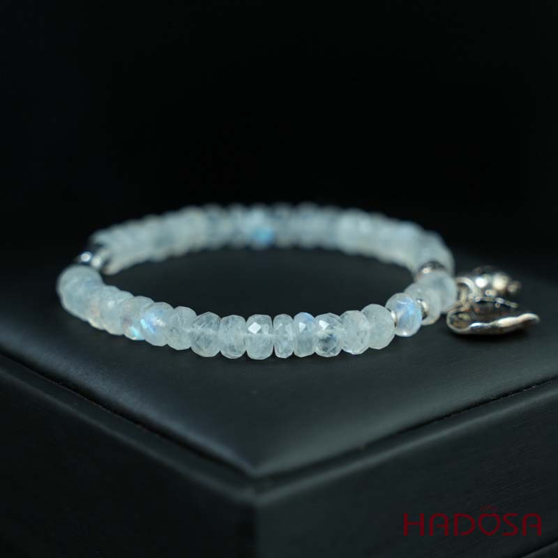 Vòng đá Mặt Trăng 6mm mix charm bạc 925