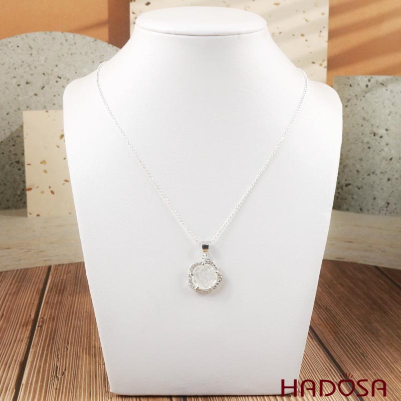 Mặt dây chuyền Hoa mẫu đơn thạch anh trắng