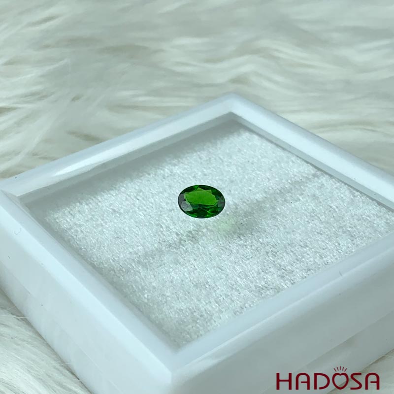 Diopside oval 06x08mm 5A