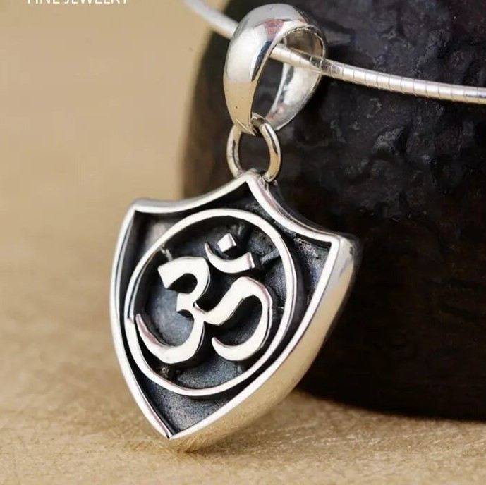 Mặt dây chuyền chữ Om bạc Thái