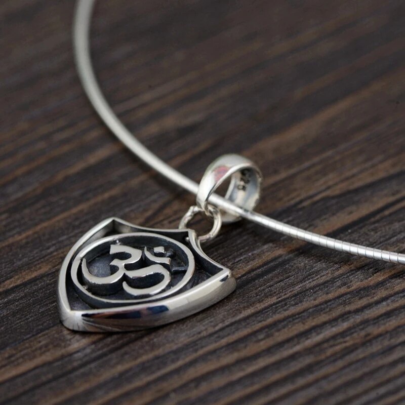 Mặt dây chuyền chữ Om bạc Thái