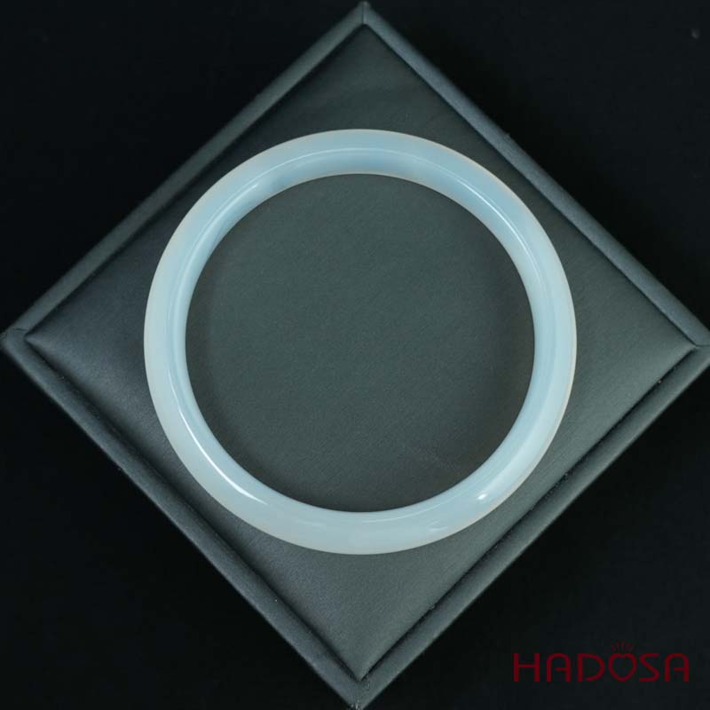 Vòng kiềng mã não trắng ngọc ni lá hẹ 59